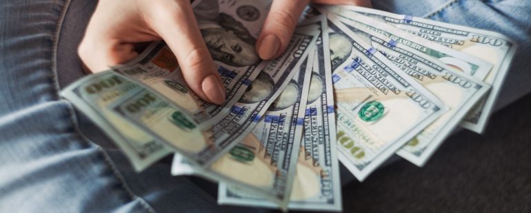 What features are key when selecting a mortgage lender?